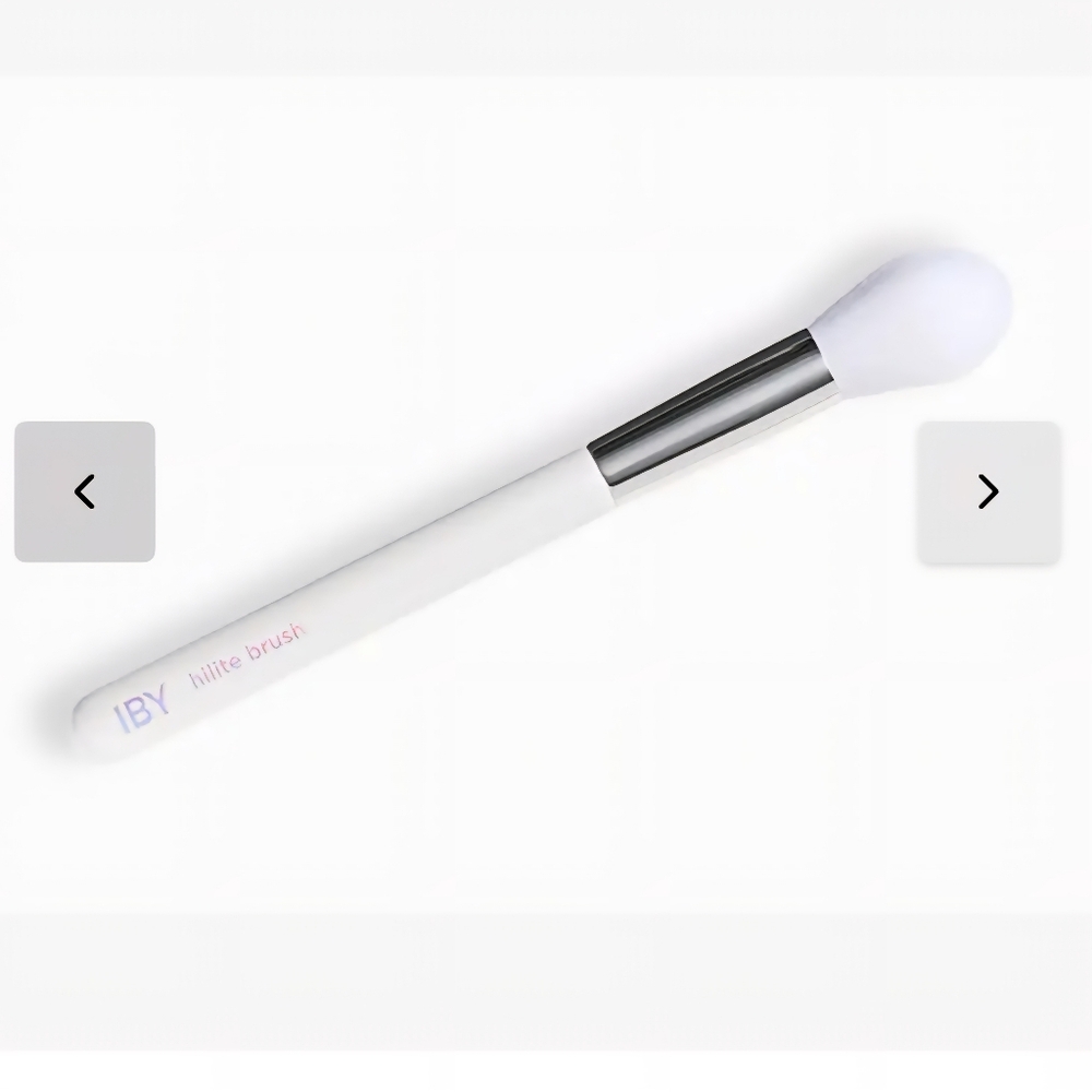 🎀 5/$20 - IBY BEAUTY Hilite Powder Brush